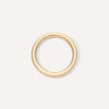 Aliança de aro redondo 1,8mm minimalista feita a mão em ouro 18k para casamentos sobre fundo branco