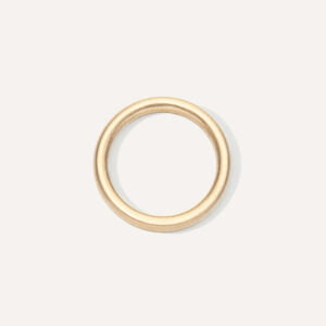 Aliança de aro redondo 1,8mm minimalista feita a mão em ouro 18k para casamentos sobre fundo branco