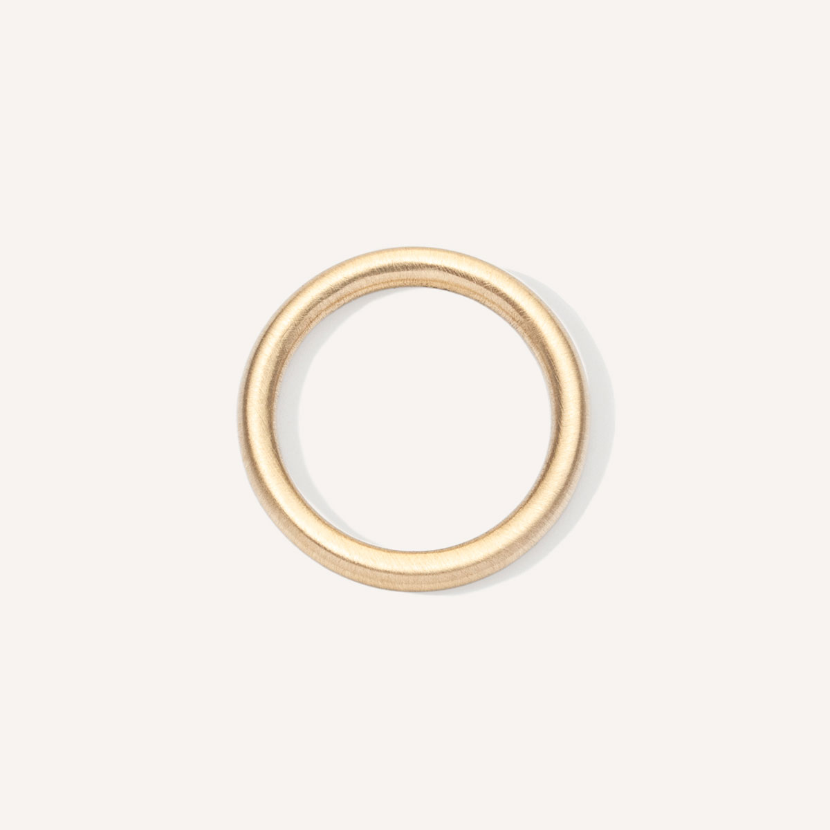 Aliança de aro redondo 1,8mm minimalista feita a mão em ouro 18k para casamentos sobre fundo branco