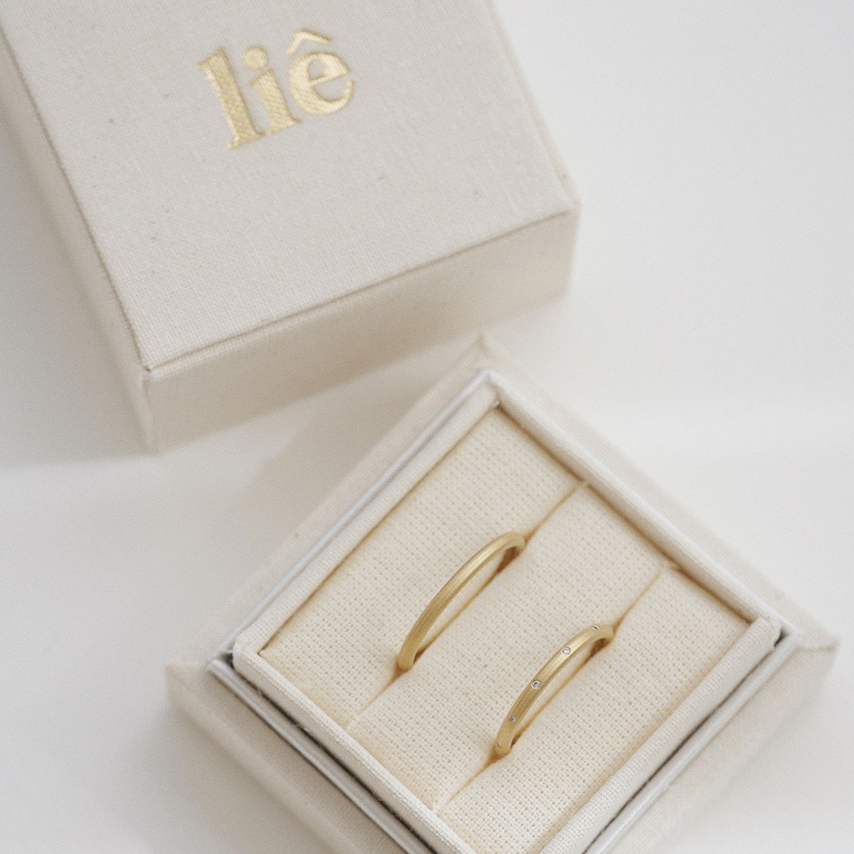 caixinha com par de alianças de casamento com aro redondo 1,8mm minimalistas em ouro 18k
