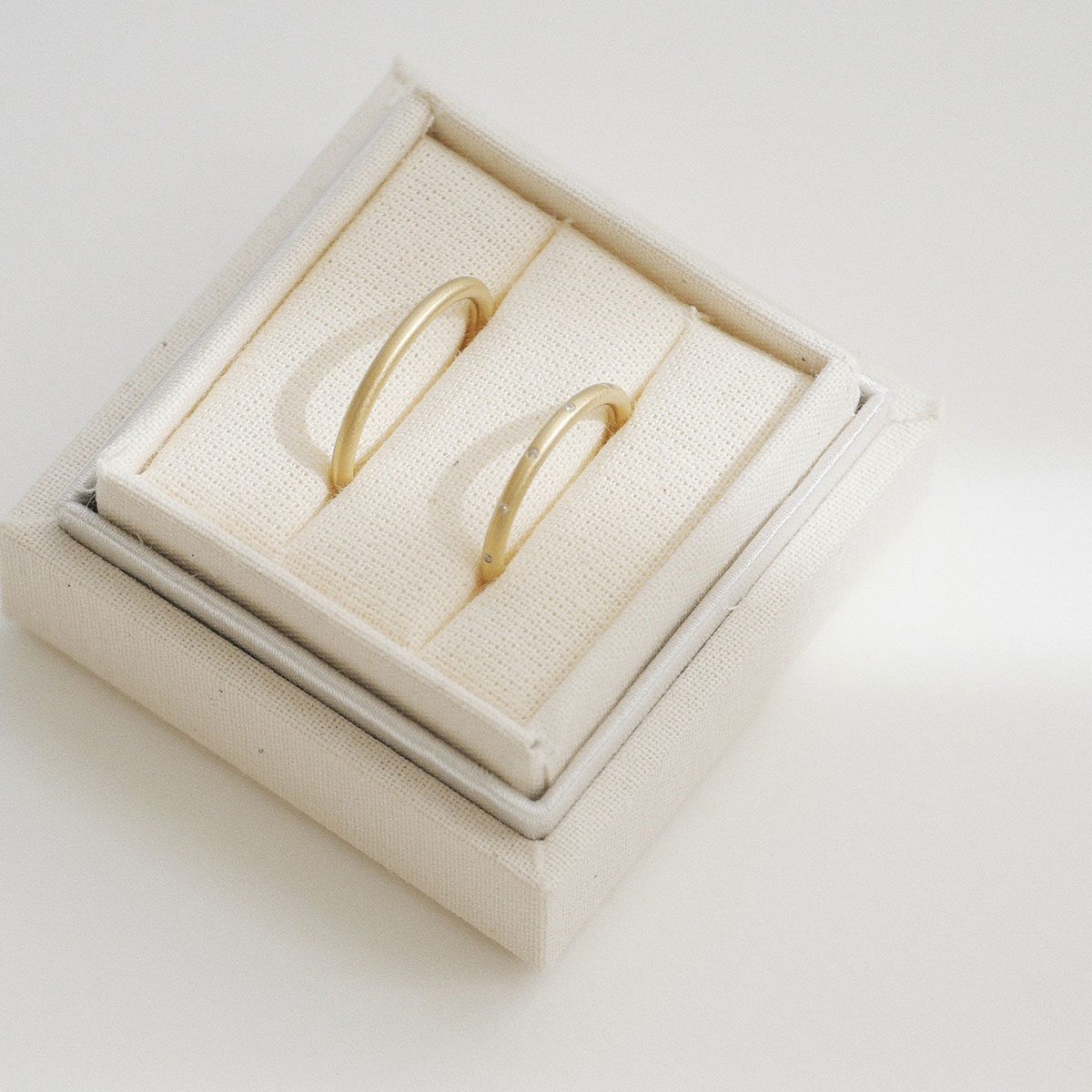 caixinha com par de alianças de casamento com aro redondo 1,8mm minimalistas em ouro 18k