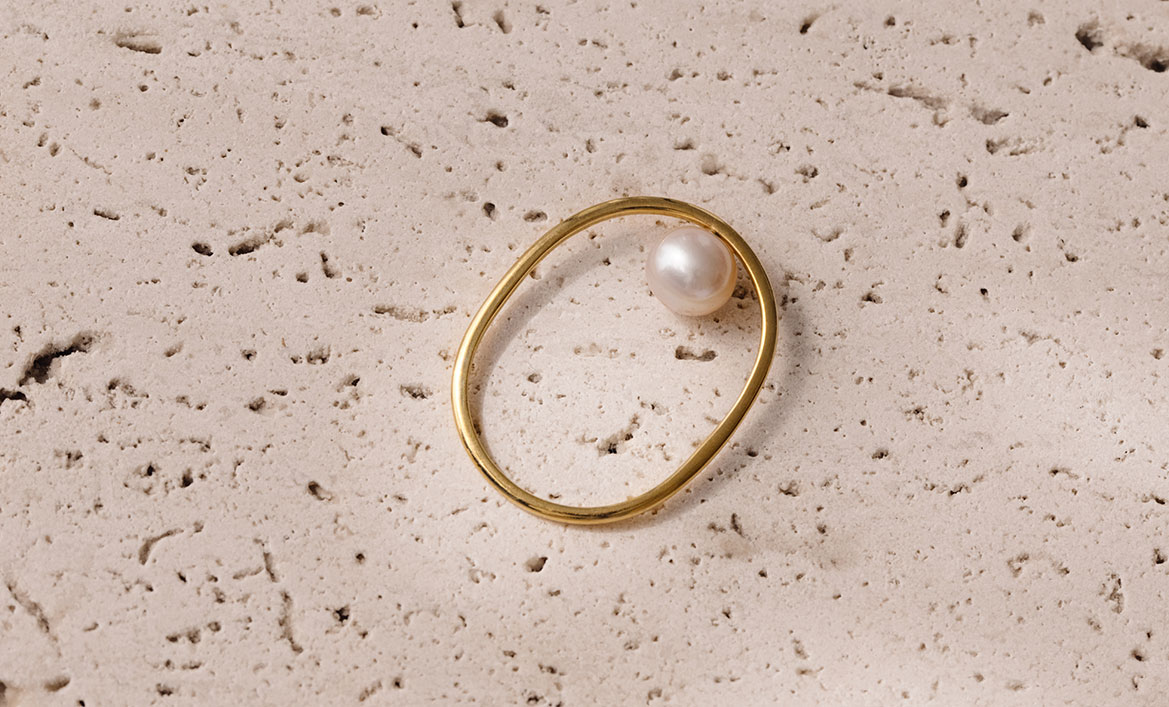 Anel minimalista de formato oval com pérola natural feito a mão em ouro 18k