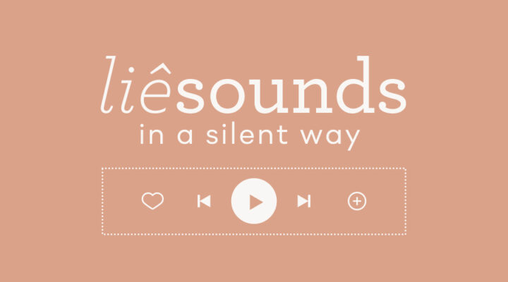 Imagem com fundo rosa e letras brancas com painel de play de música