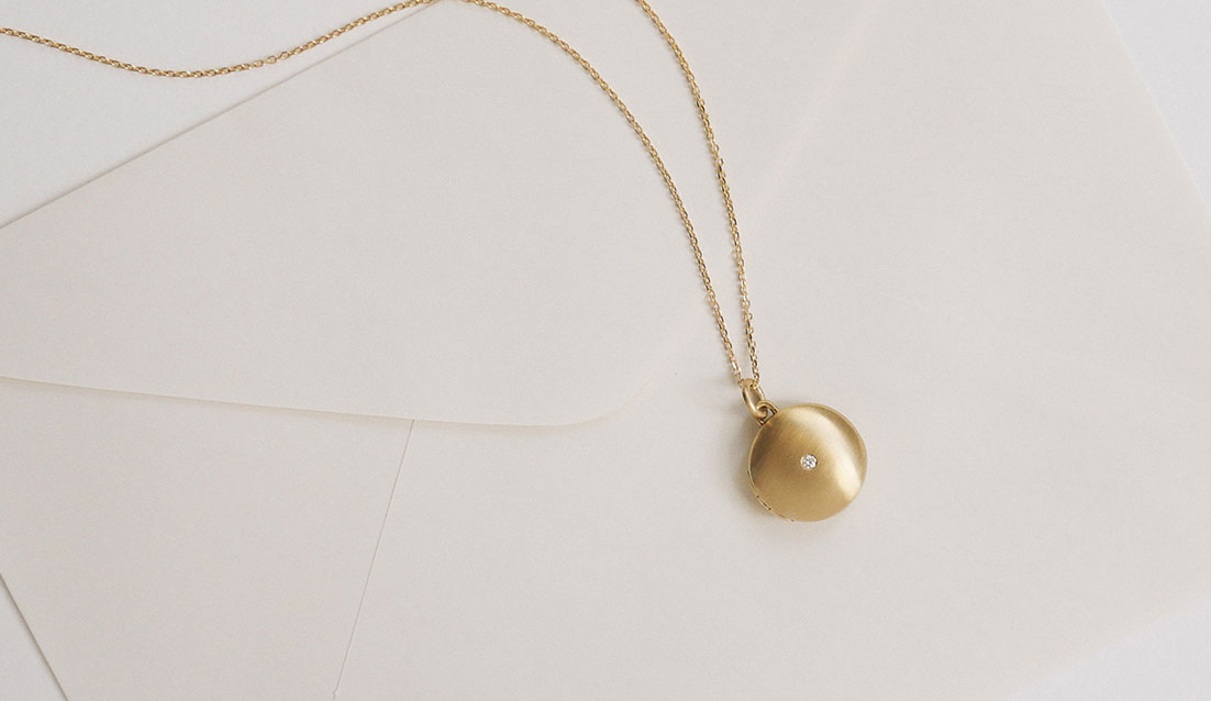 colar relicário minimalista de ouro com diamante, com espaço para duas fotos