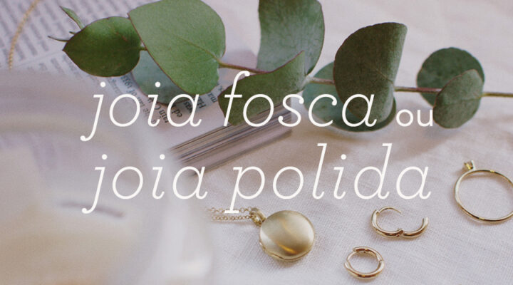 foto de joias minimalistas feitas à mão em ouro amarelo 18k com lettering branco sobre joia polida ou fosca