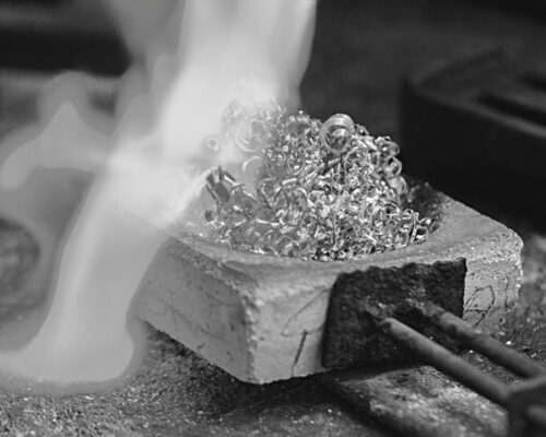 Imagem de um montante de ouro em processo de fundição.