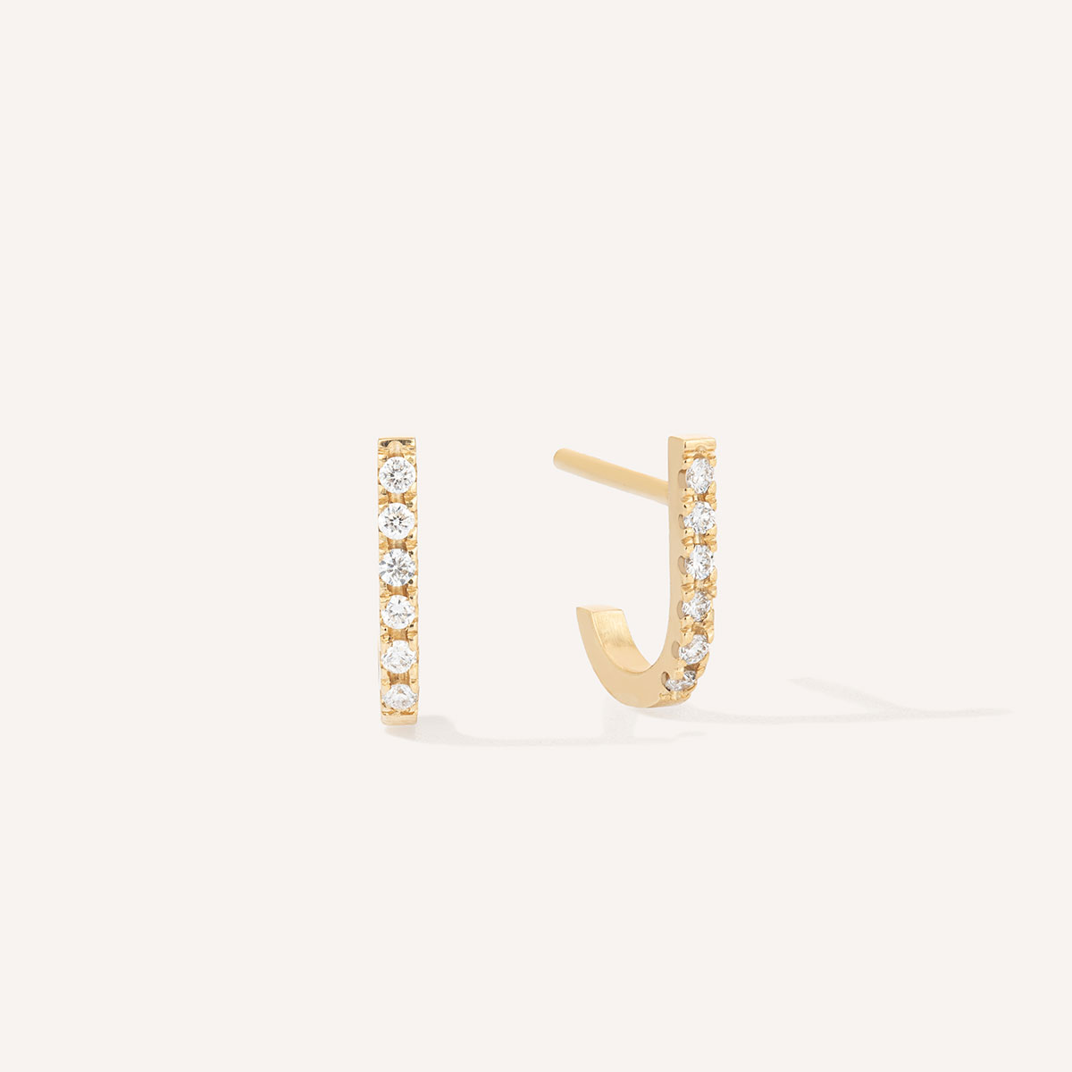 brinco minimalista e formato de anzol feito à mão em ouro amarelo 18k com seis diamantes em cada pé