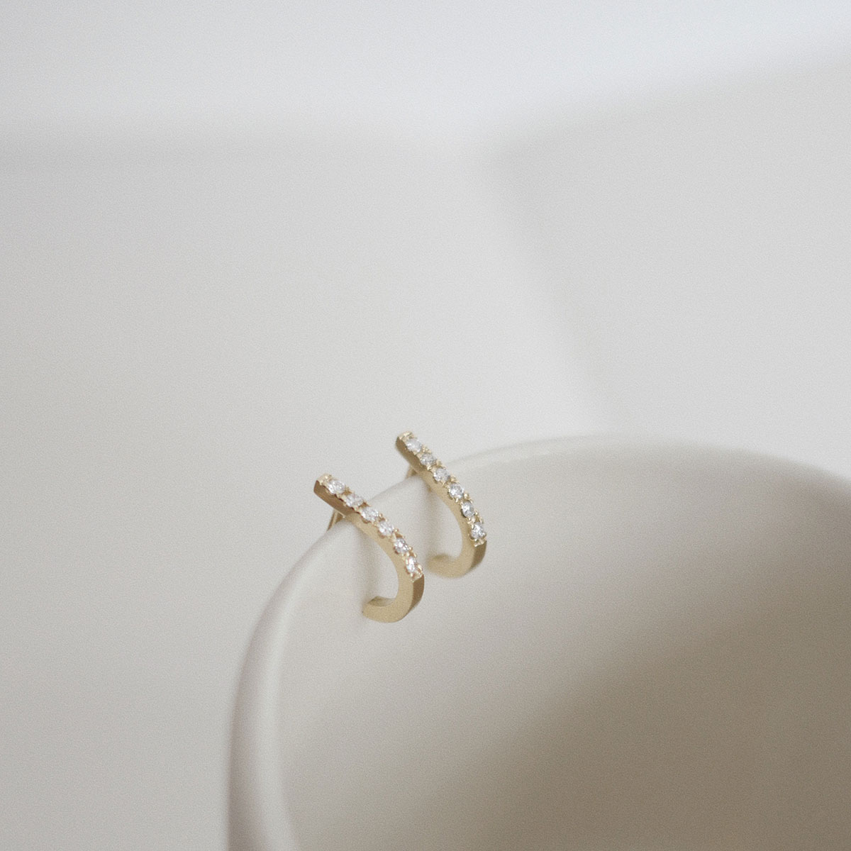 brinco minimalista feito à mão em ouro 18k com diamantes