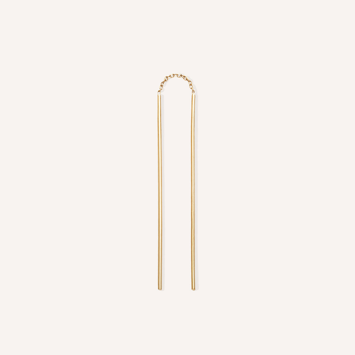 brinco minimalista longo feito à mão com duas hastes e corrente maleável em ouro 18k