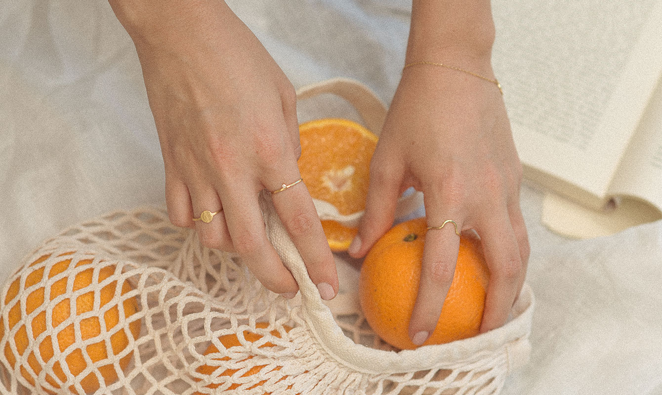 mulher usando anéis feitos à mão em ouro amarelo 18k com diamantes