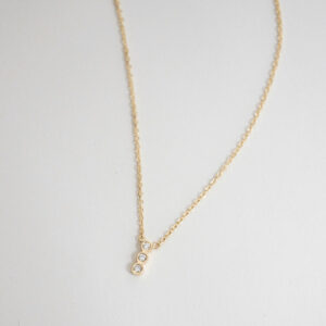 colar minimalista feito à mão em ouro 18k com três diamantes enfileirados verticalmente
