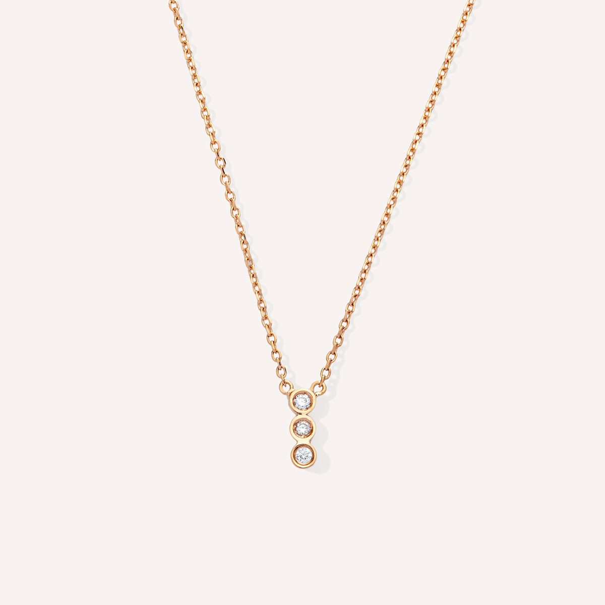 colar minimalista feito à mão em ouro 18k com três diamantes enfileirados verticalmente