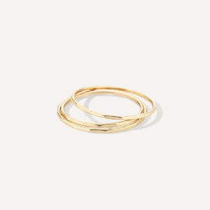 conjunto de três anéis básicos e minimalistas feitos à mão em ouro 18k de aro polido e martelado