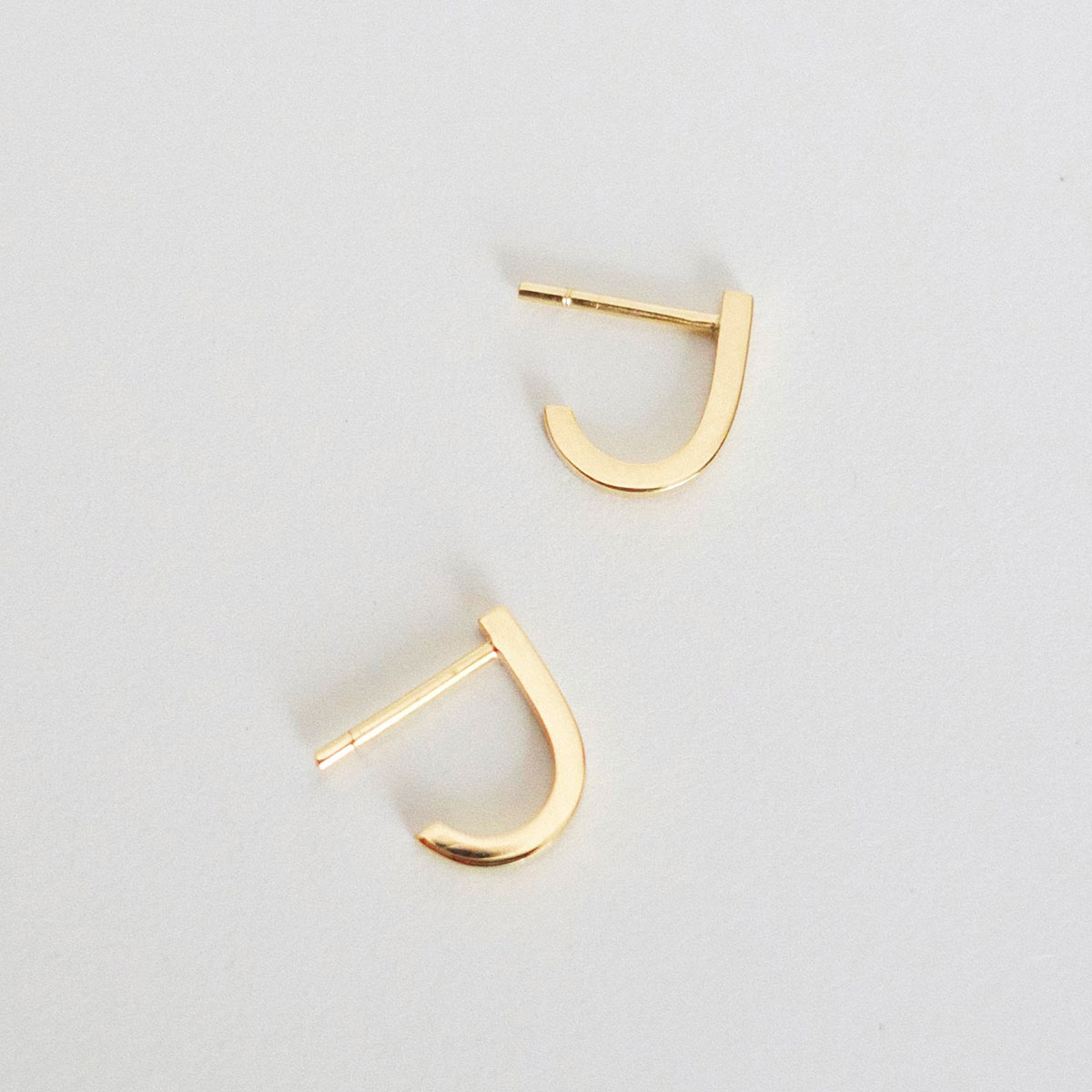 brinco de pino minimalista feito à mão em ouro 18k que abraça a orelha