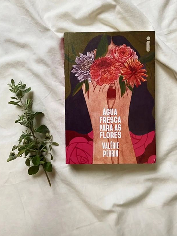 Imagem que mostra o livro Água Fresca para As Flores usada na News da Liê #2