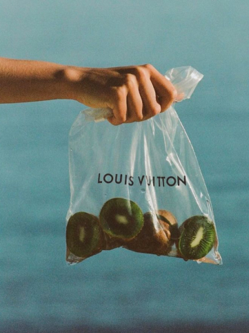 Imagem que mostra uma sacola de plástico da louis vuitton com kiwis dentro.