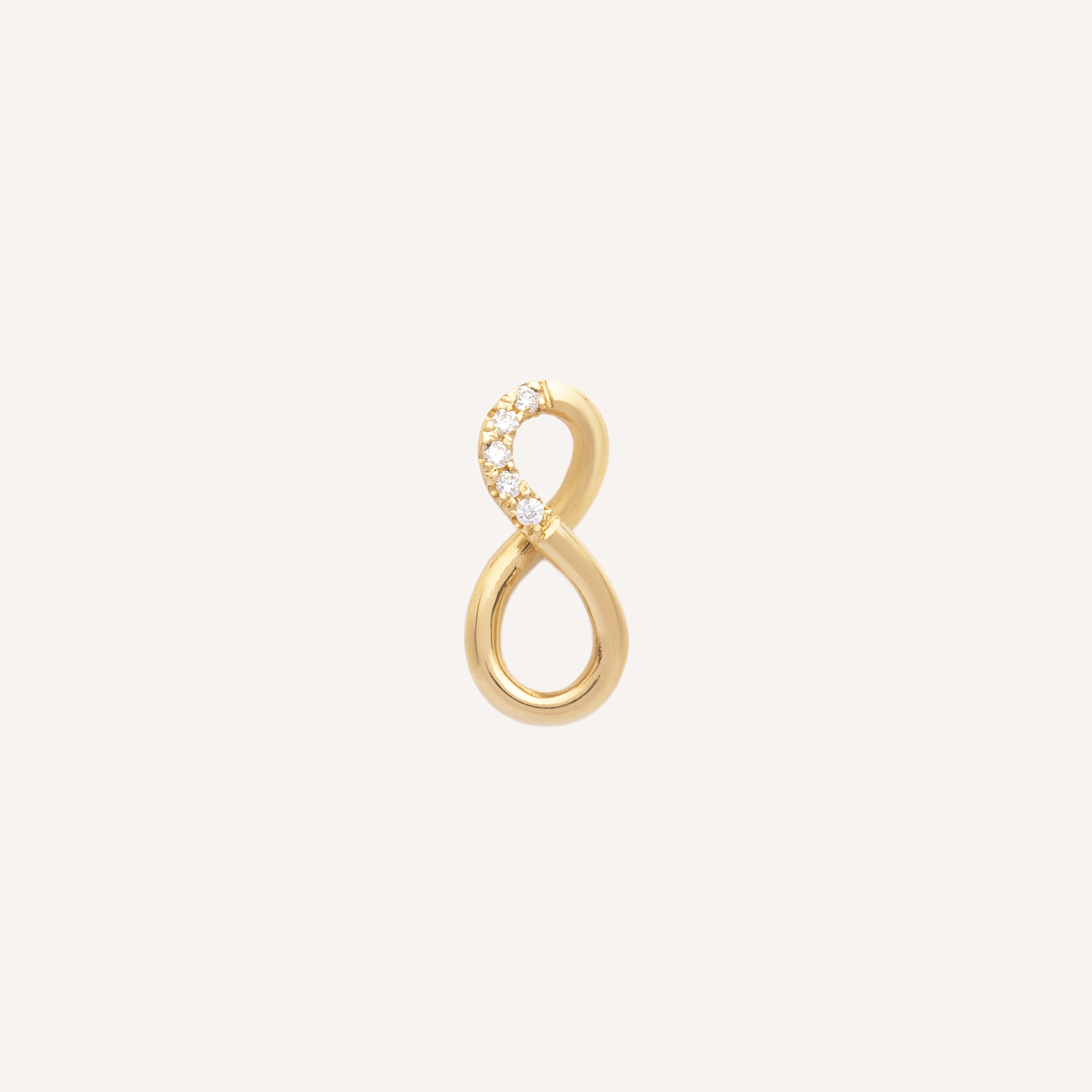 pingente infinito em ouro amarelo com diamantes sobre fundo branco