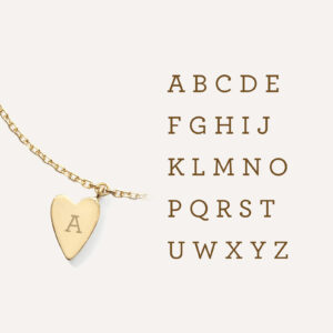 pingente de pulseira em formato de coração em ouro 18k com inicial "A" de um nome gravdo e ao lado o alfabeto todo para demostrar as possibilidades de gravação