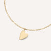 pulseira de ouro 18k com um pingente de coração sobre fundo branco