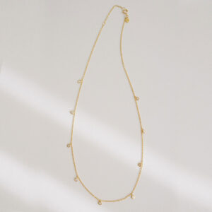 colar em ouro 18k com corrente tipo cartier e pingentes com diamantes de 0,03ct, sobre fundo branco