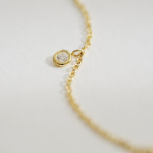 detalhe do pingente do colar Amelie, em ouro 18k com diamantes