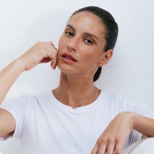 Colar curto e delicado em ouro 18k e diamantes vestido em modelo com camiseta branca