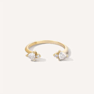 Anel aberto em ouro amarelo 18k com diamantes lapidação trillion e brilhante.