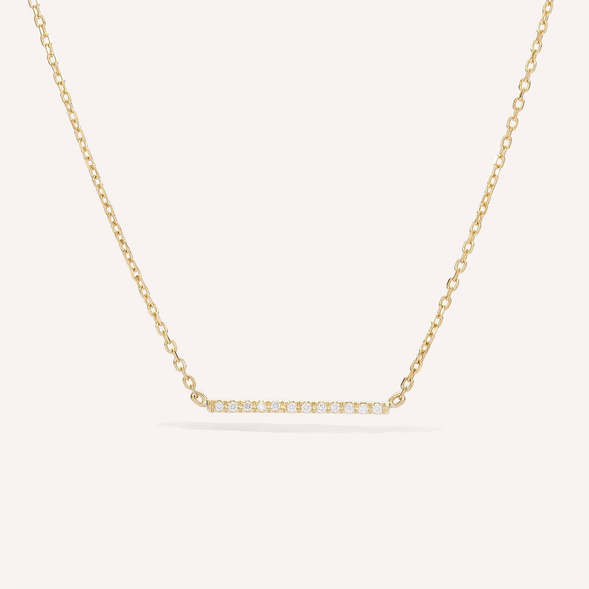 Colar de ouro 18k com traço de diamantes, design minimalista da Joias Liê.