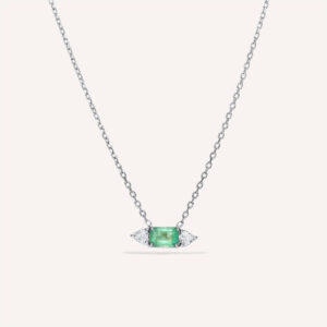 Colar em ouro branco 18k com esmeralda central e diamantes trillion laterais da Joias Liê