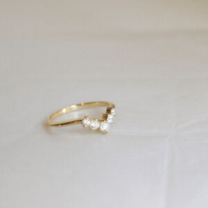 Anel em ouro amarelo 18k com cinco diamantes em formato V