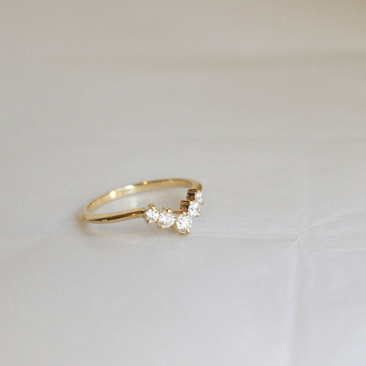 Anel em ouro amarelo 18k com cinco diamantes em formato V