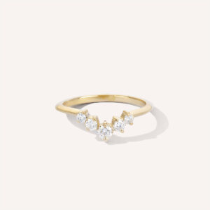 Anel em ouro amarelo 18k com cinco diamantes em formato V