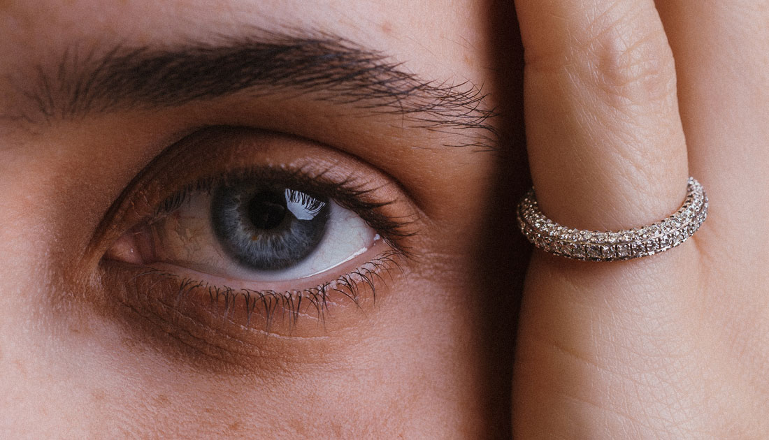 anel de dedinho em ouro branco 18k e diamantes