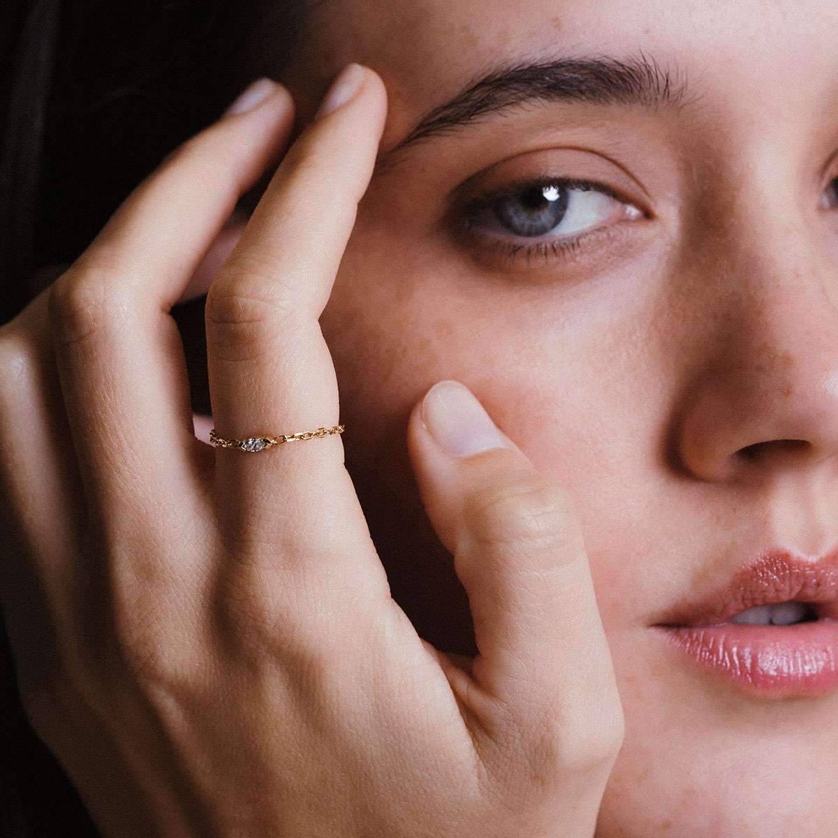 Anel delicado com aro de corrente e diamante navete em ouro 18k no dedo indicador, joia da Joias Liê.