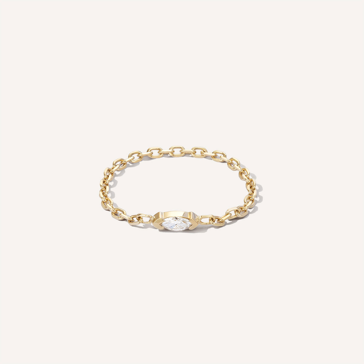 Anel delicado de corrente em ouro 18k com diamante navete ao centro.