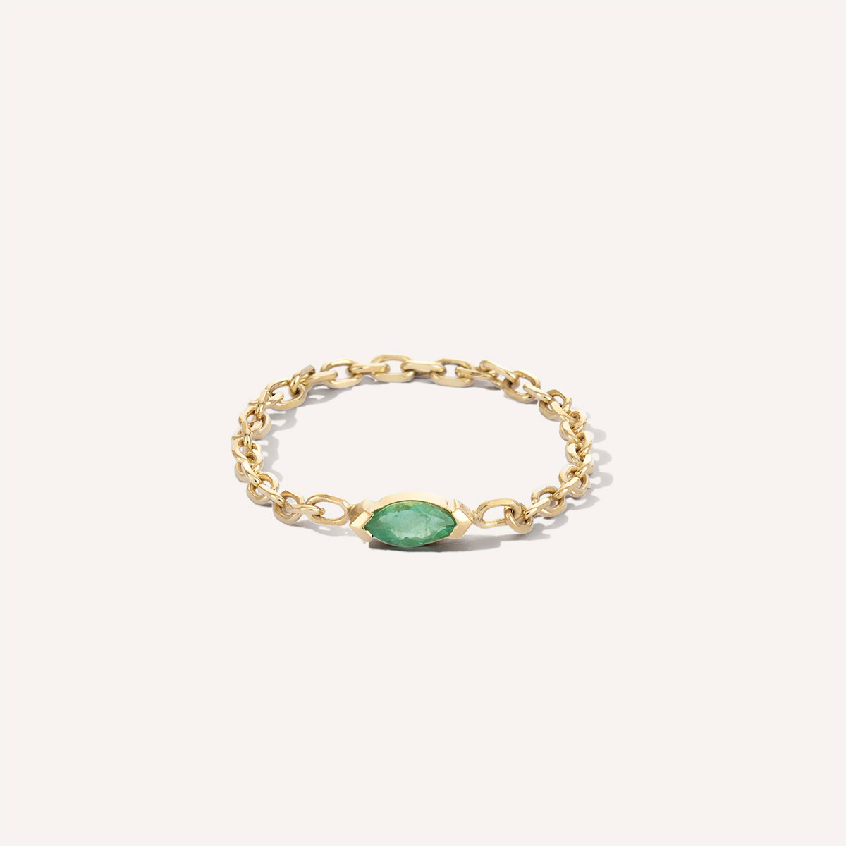 Anel de corrente em ouro 18k com esmeralda navete.