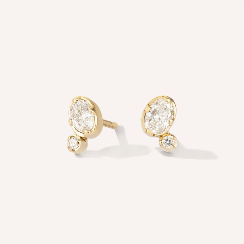 Brinco em ouro 18k com diamantes oval e redondo da Joias Liê.