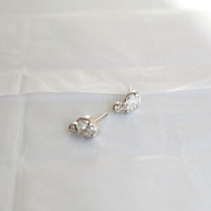 Brinco stud em ouro branco 18k com diamantes oval e redondo da Joias Liê.