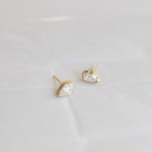 Brinco stud com diamante gota em ouro 18k fosco da Joias Liê.