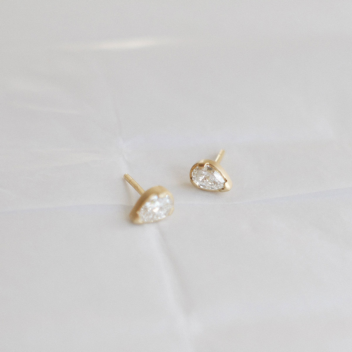 Brinco stud com diamante gota em ouro 18k fosco da Joias Liê.