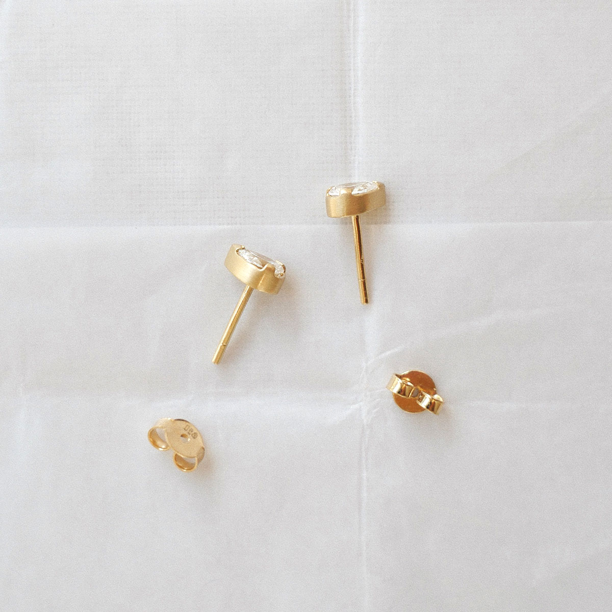 Brinco stud com diamante gota em ouro 18k fosco da Joias Liê.