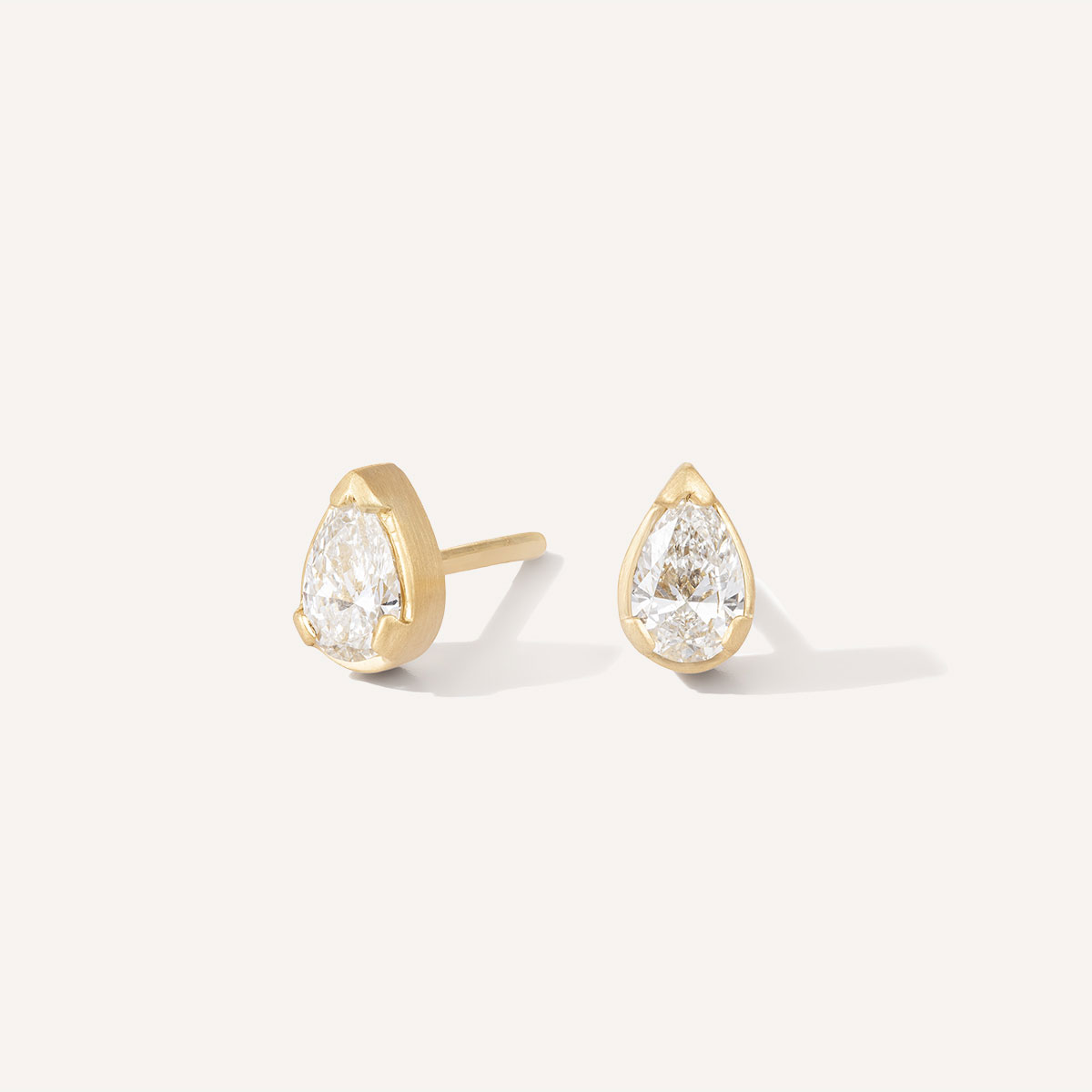 Brinco stud com diamante gota em ouro 18k fosco da Joias Liê.