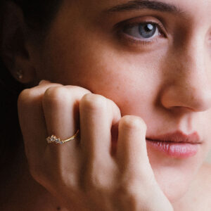 Mulher usando o Anel Drop Diamantes em ouro 18k com diamantes, joia minimalista da Joias Liê