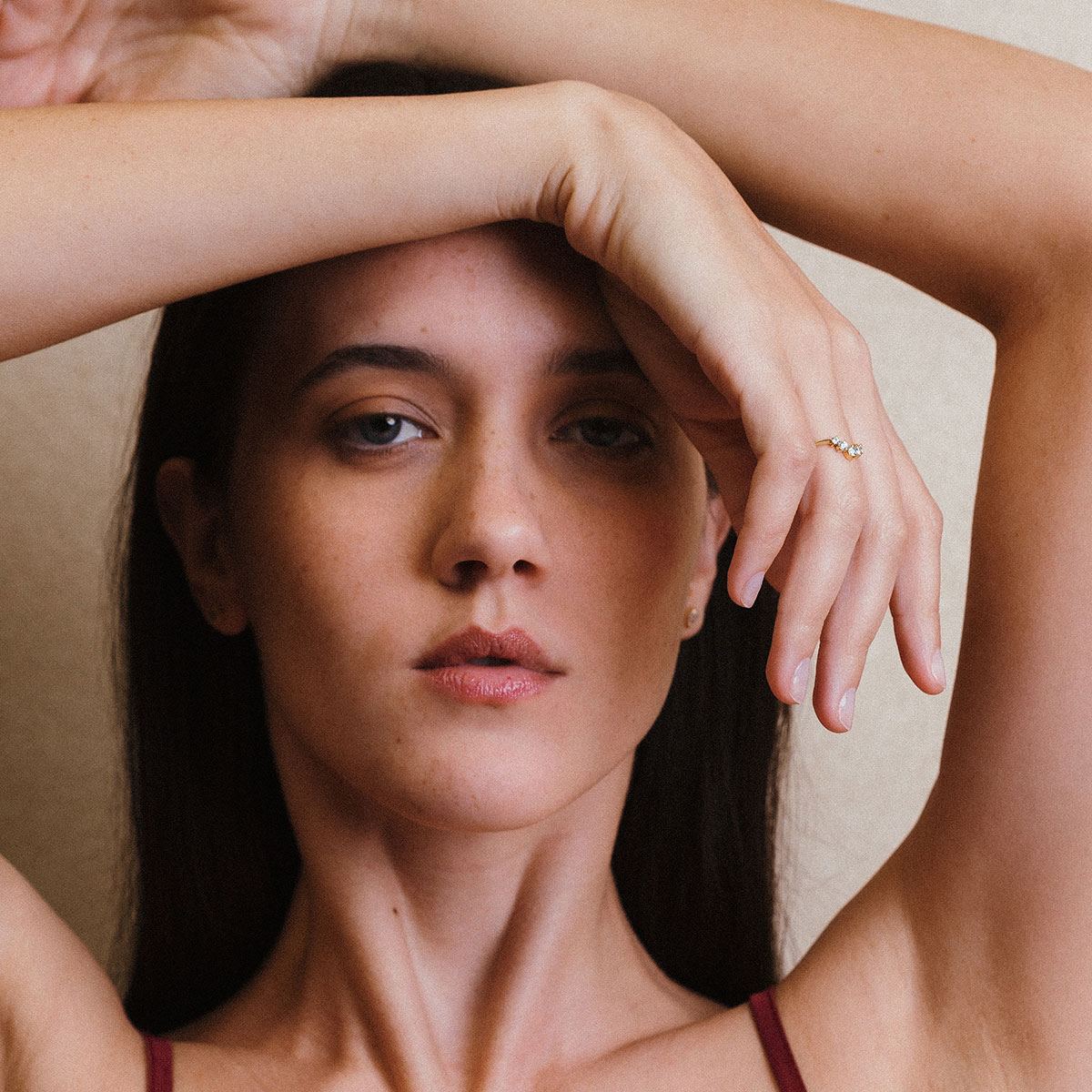 Mulher usando o Anel Drop Diamantes em ouro 18k com diamantes, joia minimalista da Joias Liê