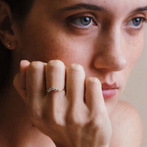 Mulher usando o Anel Drop Diamantes em ouro 18k com diamantes, joia minimalista da Joias Liê