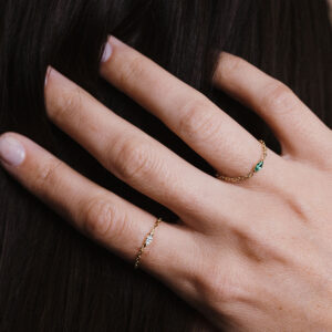 Anéis delicados e maleáveis de corrente em ouro 18k com diamante ou esmeralda