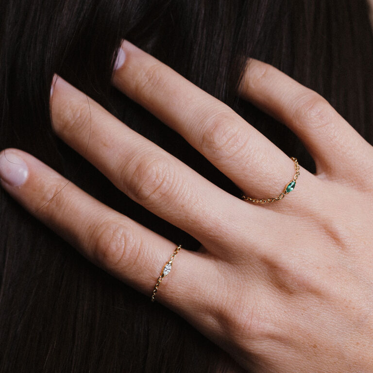 Anéis delicados e maleáveis de corrente em ouro 18k com diamante ou esmeralda