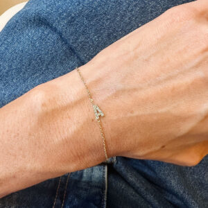 Pulseira delicada de ouro 18k com letra A cravejada com diamantes