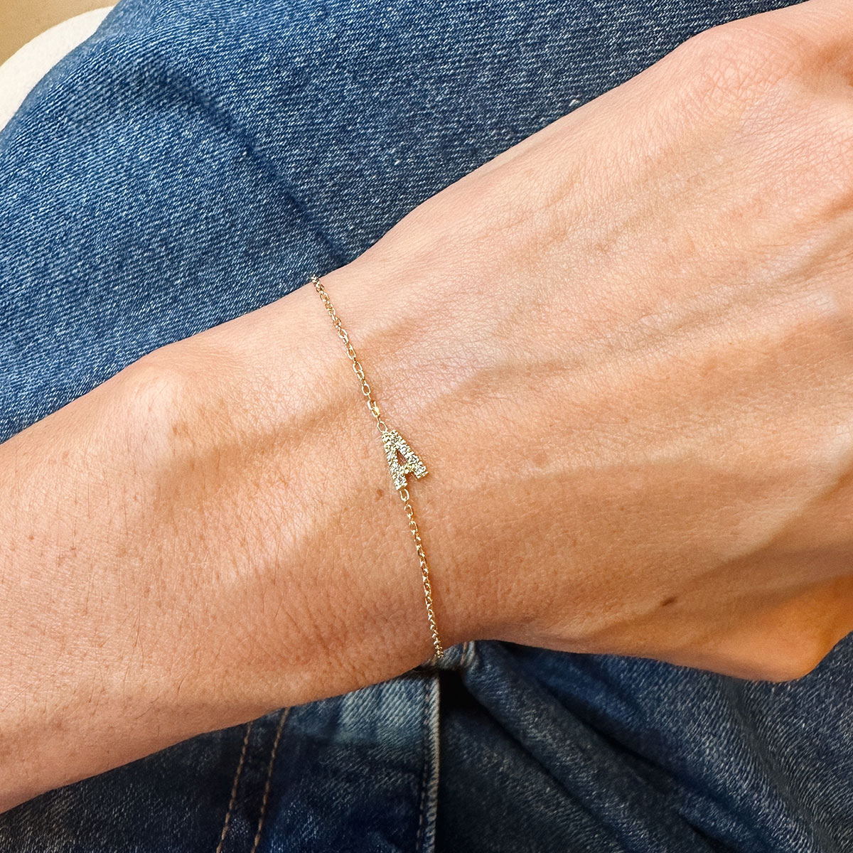 Pulseira delicada de ouro 18k com letra A cravejada com diamantes