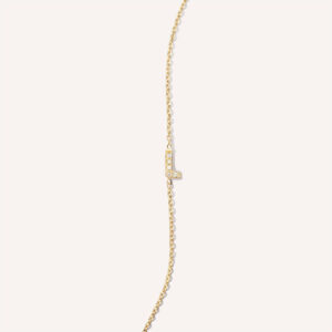 Pulseira de ouro 18k com inicial L cravejada com diamantes, da Joias Liê.